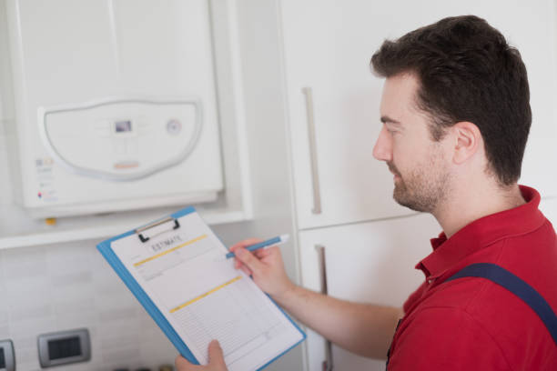 homme qui écrit sur un document